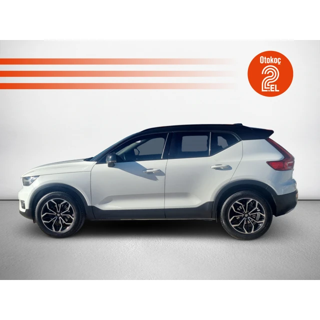 2021 VOLVO XC40 MOMENTUM